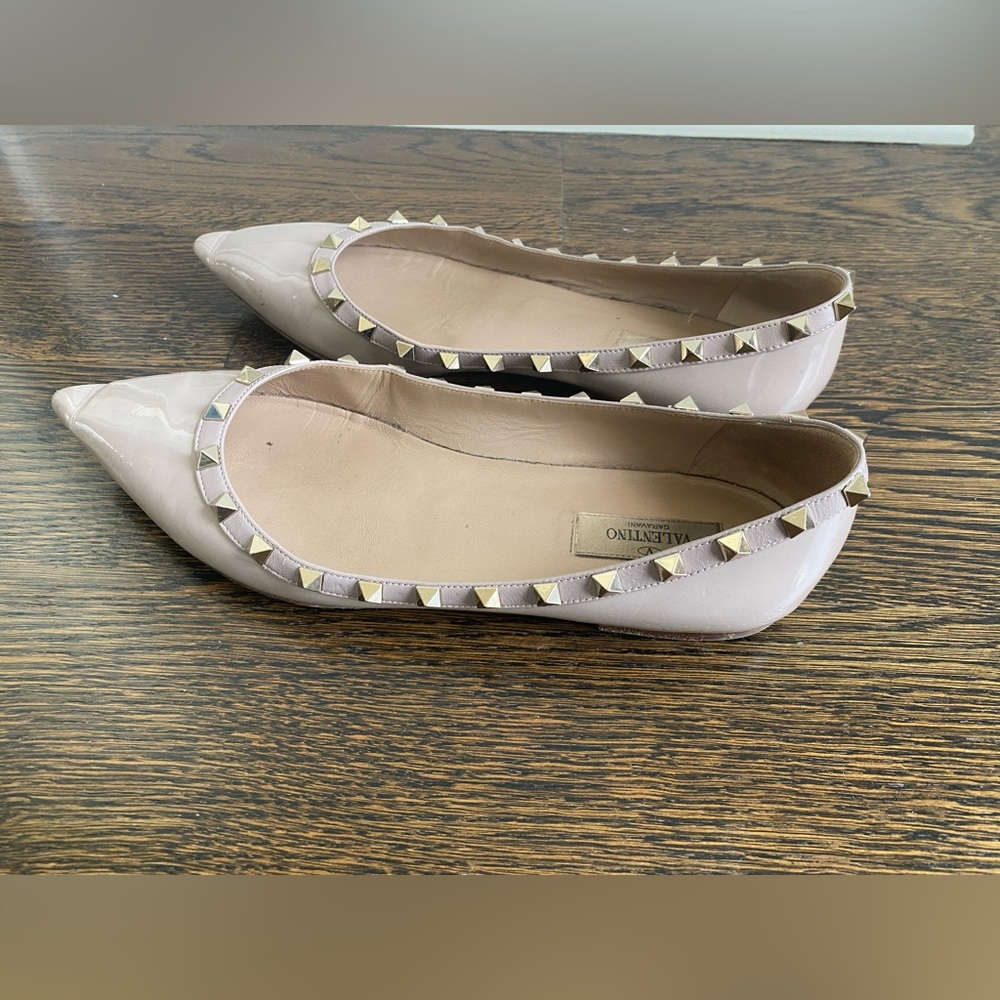 Beige patent leather Valentino Rockstud ballet flats